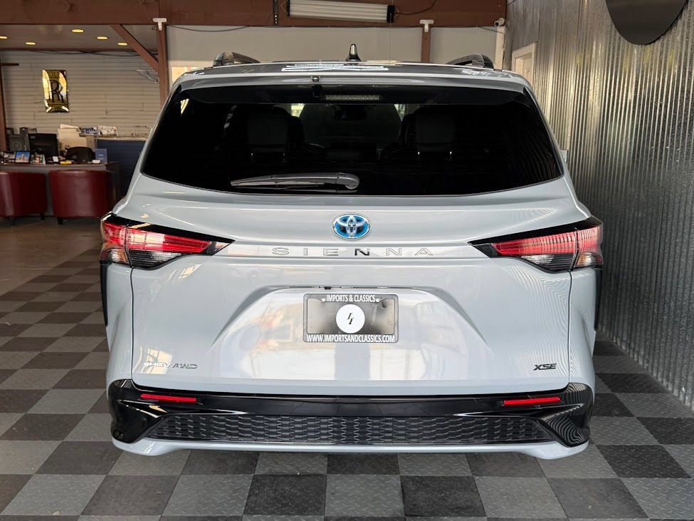 Used 2025 Toyota Sienna XSE AWD/4WD image 6