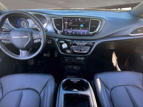 Used 2021 Chrysler Pacifica Touring-L w/ Uconnect Theater Family Group image 7