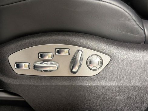 Certified 2026 Porsche Macan AWD/4WD image 32