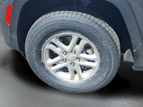 Used 2023 Jeep Grand Cherokee Laredo AWD/4WD image 18