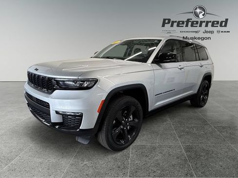 Used 2022 Jeep Grand Cherokee L Limited w/ Black Appearance Package AWD/4WD image 10