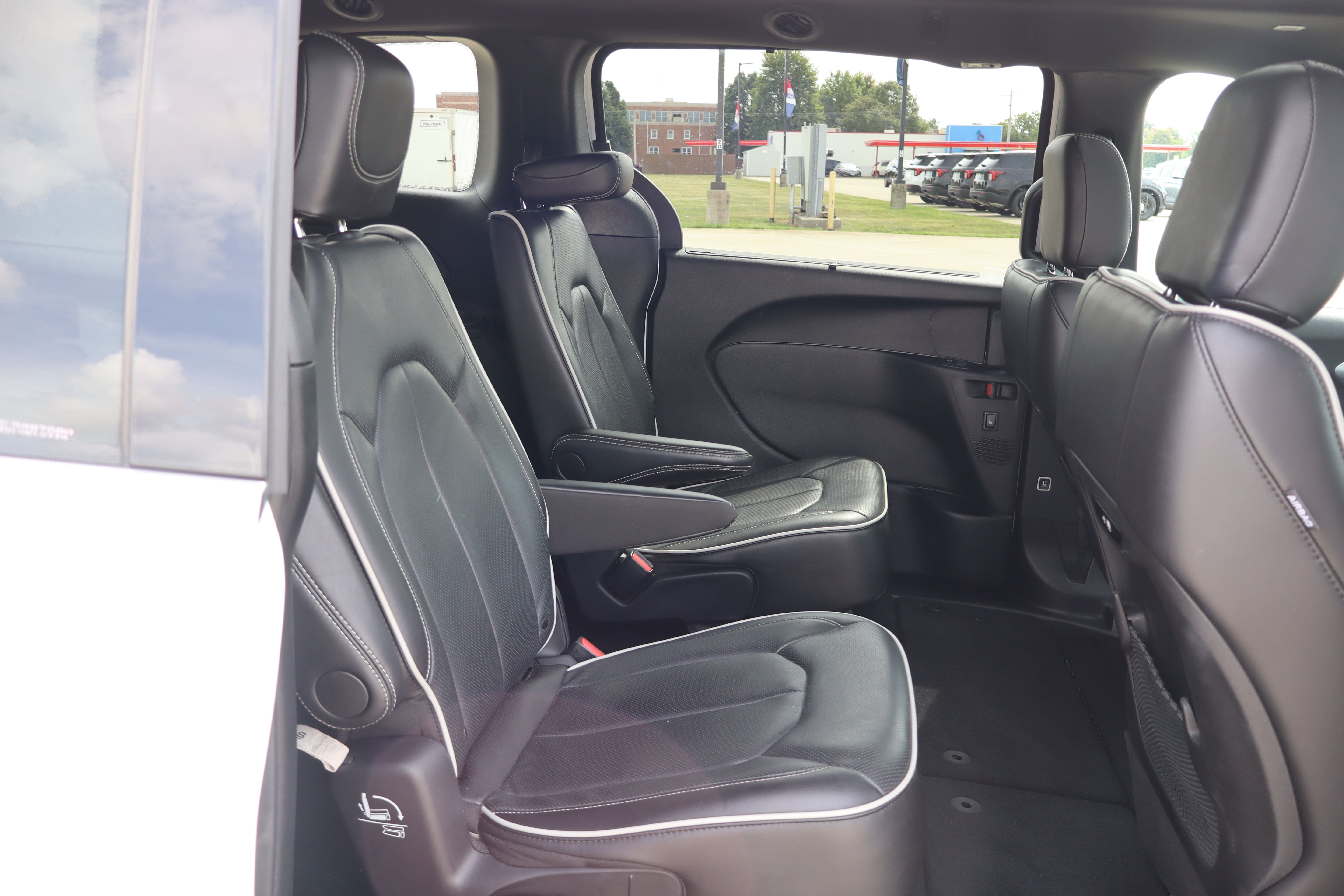 Used 2026 Chrysler Pacifica Limited FWD image 14