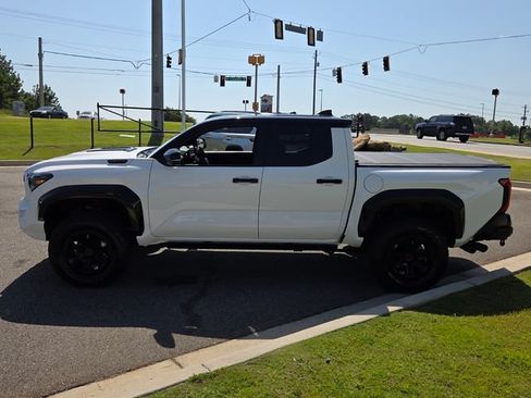 Used 2025 Toyota Tacoma TRD Pro AWD/4WD image 4