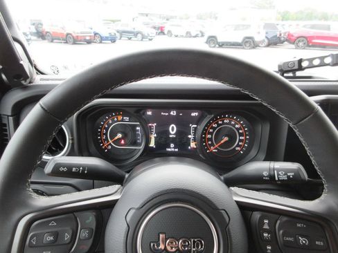 Used 2025 Jeep Gladiator Sport AWD/4WD image 27
