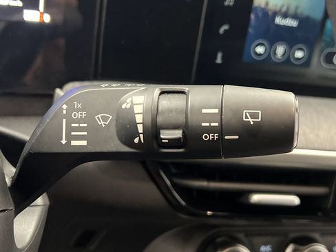 Used 2025 Nissan Kicks SV AWD/4WD image 46