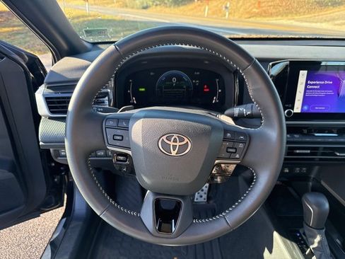 Used 2025 Toyota Camry SE image 12