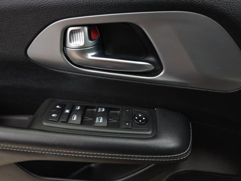Used 2019 Chrysler Pacifica Touring-L w/ Advanced Safetytec Group FWD image 24