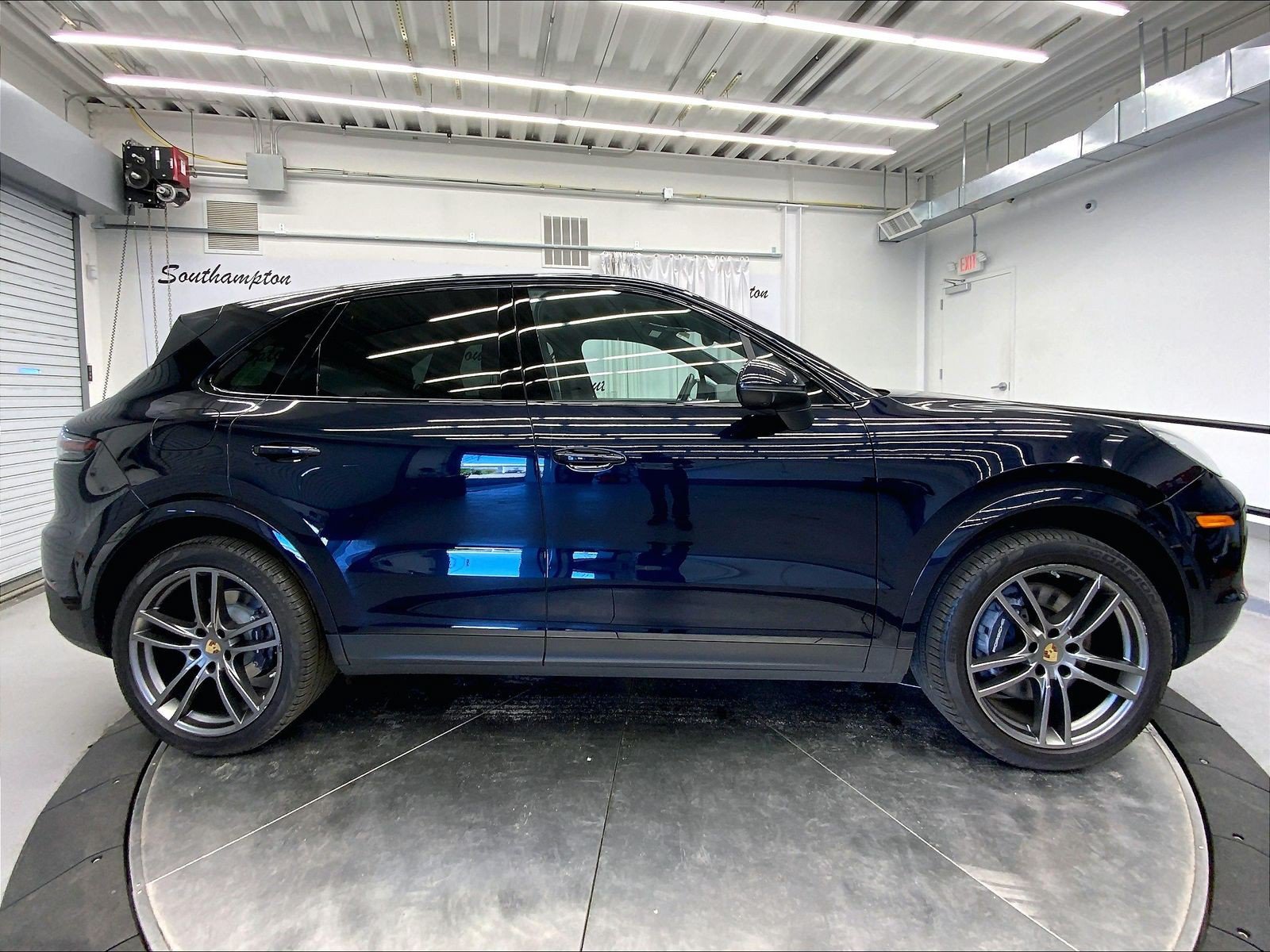 Certified 2023 Porsche Cayenne Platinum Edition AWD/4WD image 8