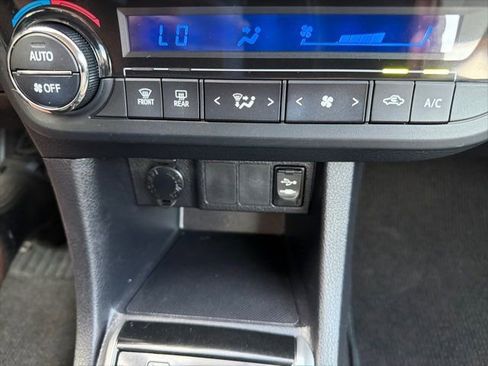 Used 2015 Toyota Corolla LE FWD image 21