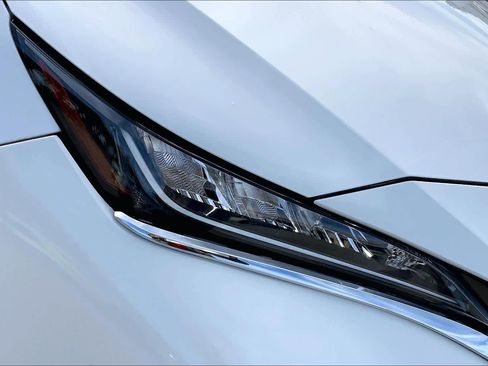 Used 2021 Toyota Venza LE image 27