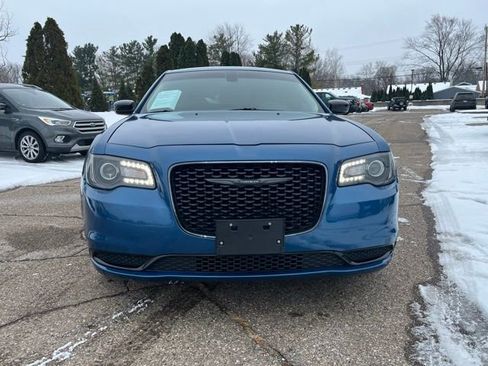Used 2022 Chrysler 300 Touring w/ Sport Appearance Package image 7