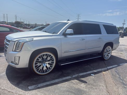 Used 2015 Cadillac Escalade ESV Platinum RWD image 1
