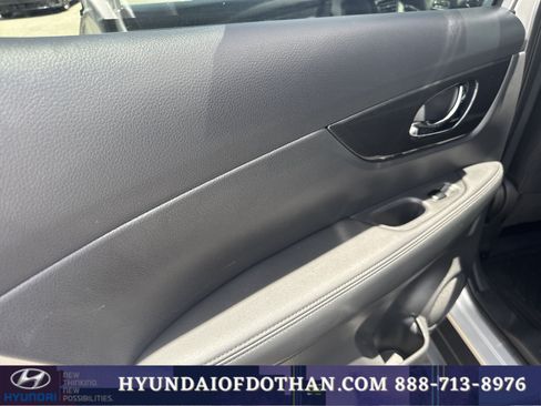 Used 2019 Nissan Rogue S w/ Special Edition Package FWD image 11
