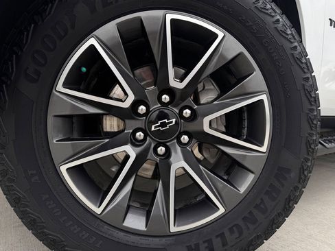 Used 2023 Chevrolet Tahoe Z71 w/ Luxury Package AWD/4WD image 9