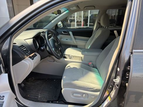 Used 2012 Toyota Highlander FWD w/ Tech Pkg image 4