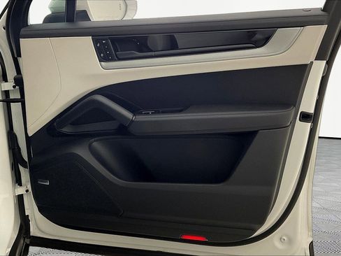 Used 2024 Porsche Cayenne AWD/4WD image 27