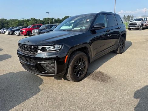 Used 2026 Jeep Grand Cherokee Altitude AWD/4WD image 3