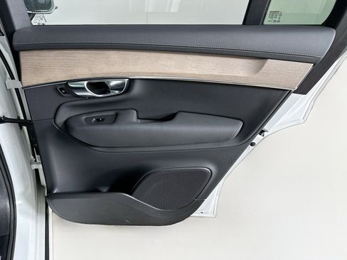 Used 2025 Volvo XC90 B5 Plus image 33