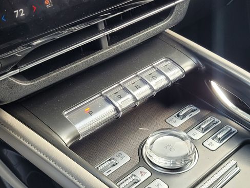 Used 2025 Lincoln Nautilus Premier image 20