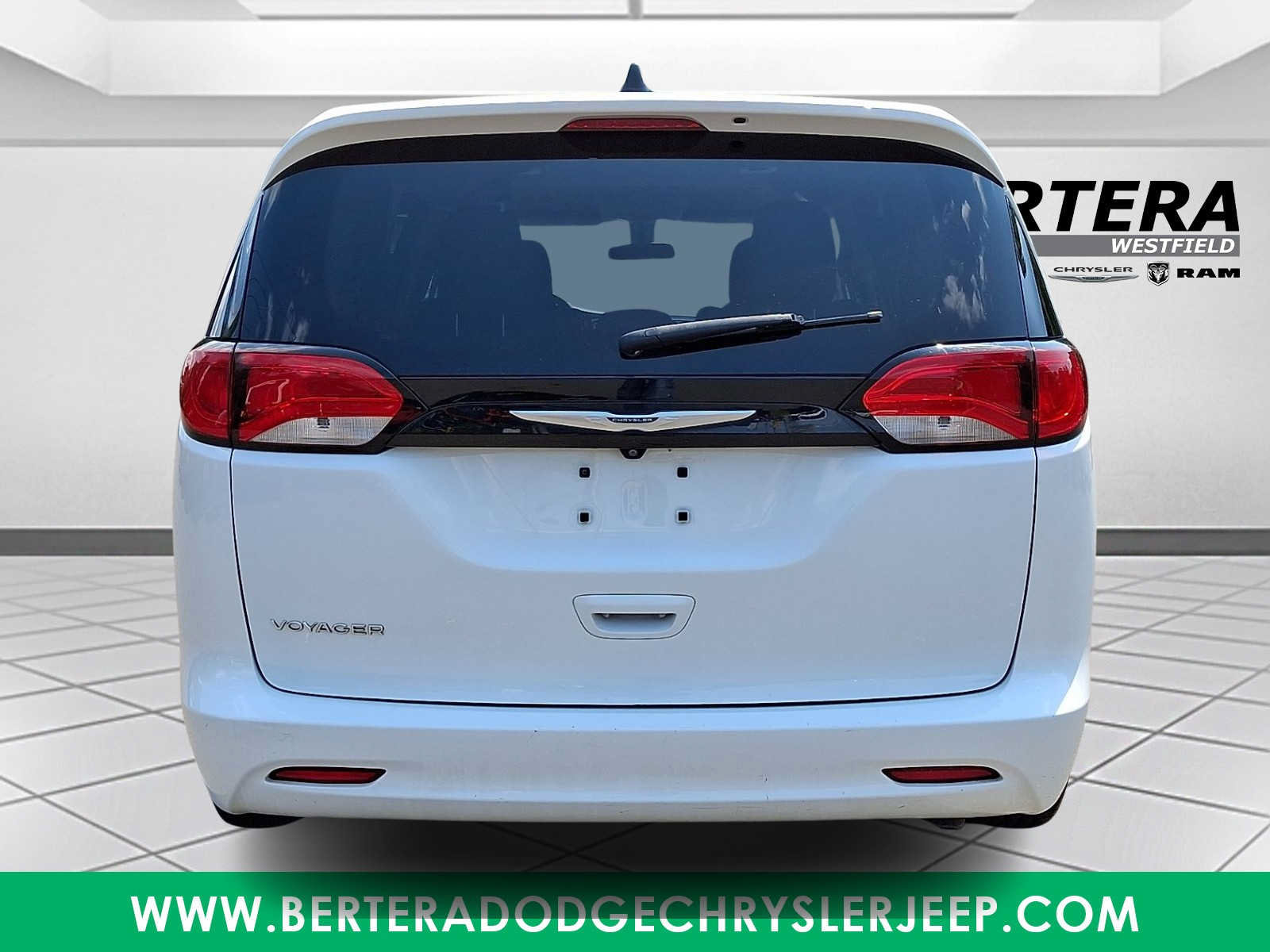 Used 2022 Chrysler Voyager LX FWD image 5