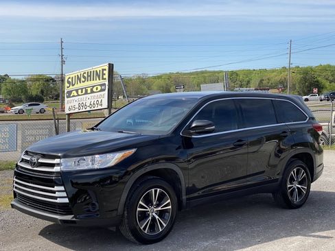 Used 2019 Toyota Highlander LE image 2