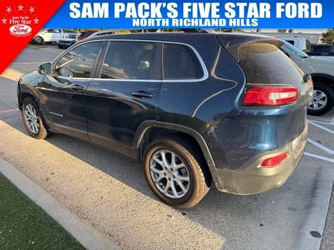 Used 2018 Jeep Cherokee Latitude Plus FWD image 2
