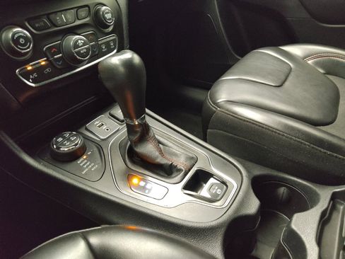 Used 2020 Jeep Cherokee Trailhawk w/ Cold Weather Group AWD/4WD image 26