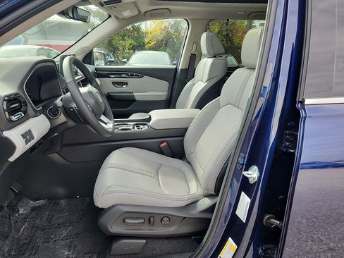 New 2025 Honda Pilot Touring image 9