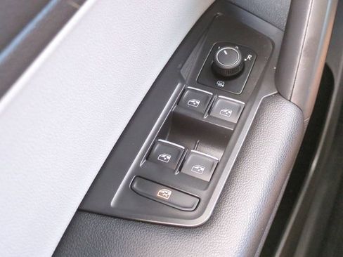 Used 2021 Volkswagen Tiguan SE w/ Panoramic Sunroof Package image 23