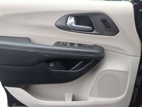 Used 2024 Chrysler Pacifica Limited FWD image 20