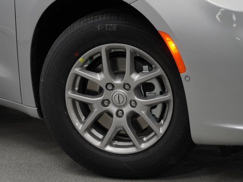 New 2026 Chrysler Pacifica Select image 4