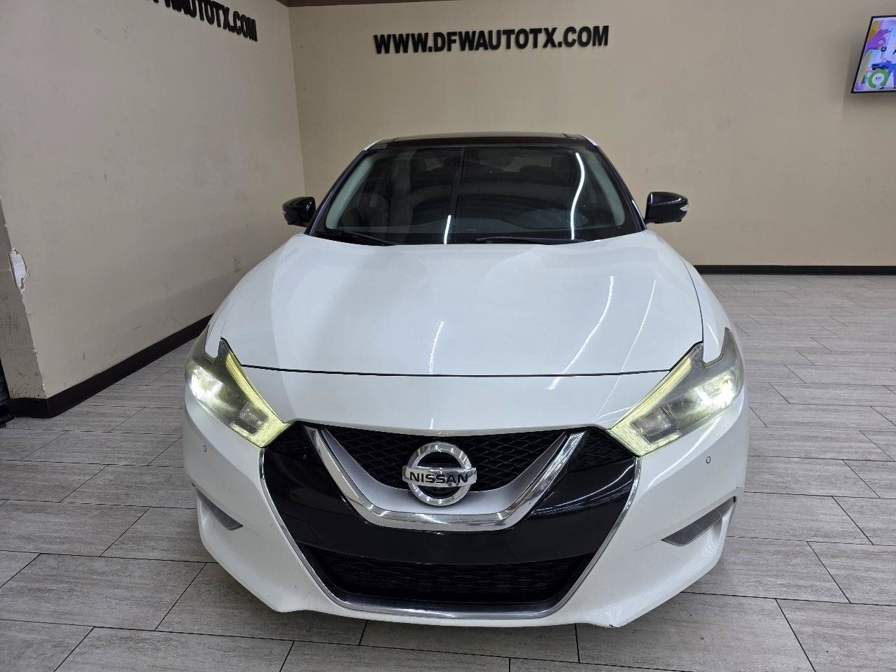Used 2017 Nissan Maxima Platinum w/ Interior Lighting Package FWD image 3