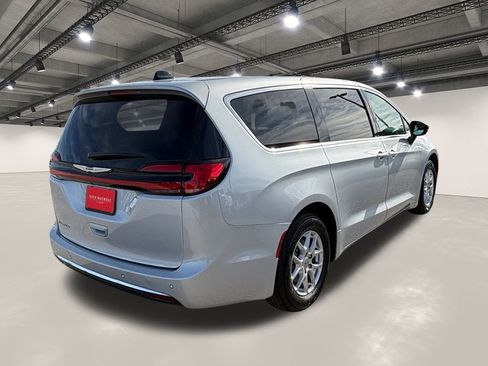 Used 2024 Chrysler Pacifica Touring-L image 16