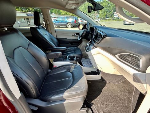 Used 2020 Chrysler Pacifica Touring-L image 19