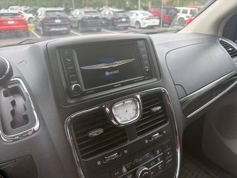 Used 2015 Chrysler Town & Country Touring w/ Driver Convenience Group FWD image 8