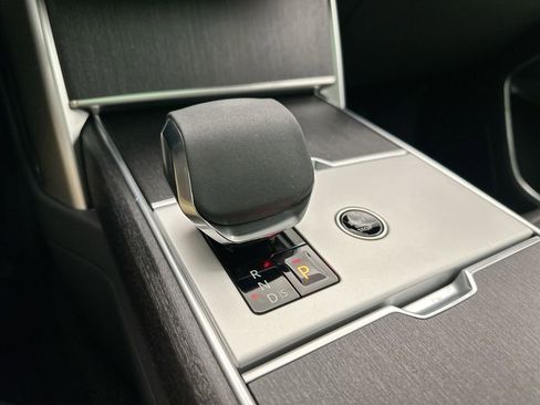 Used 2025 Land Rover Range Rover SE image 12