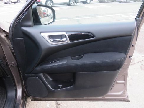 Used 2013 Nissan Pathfinder SV AWD/4WD image 24