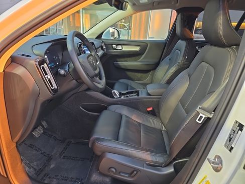 Certified 2025 Volvo XC40 B5 Plus image 7