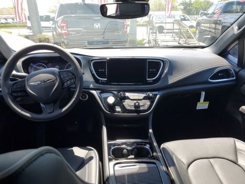 New 2024 Chrysler Pacifica Limited w/ S Appearance Package image 7