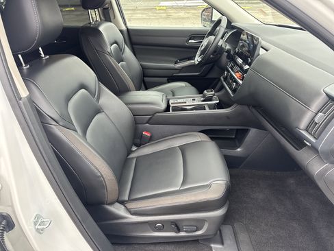 Used 2024 Nissan Pathfinder SL image 13