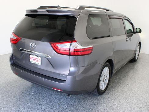 Used 2017 Toyota Sienna Limited Premium FWD image 7