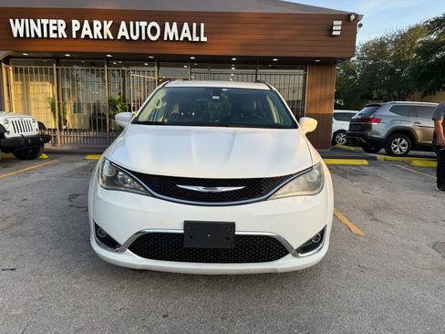 Used 2017 Chrysler Pacifica Touring-L FWD image 2
