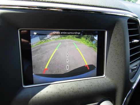Used 2021 Jeep Grand Cherokee Laredo AWD/4WD image 12
