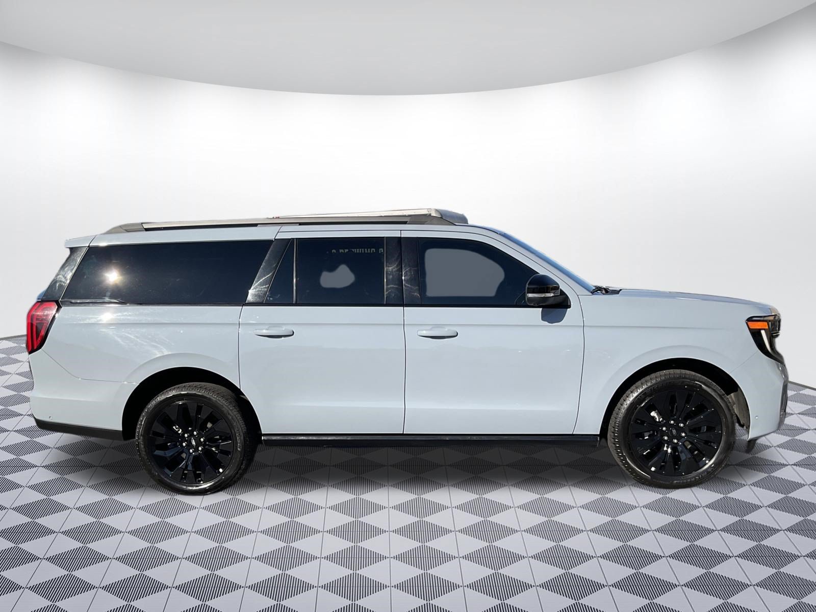 Used 2025 Ford Expedition Max Platinum w/ Stealth Appearance Package AWD/4WD image 2
