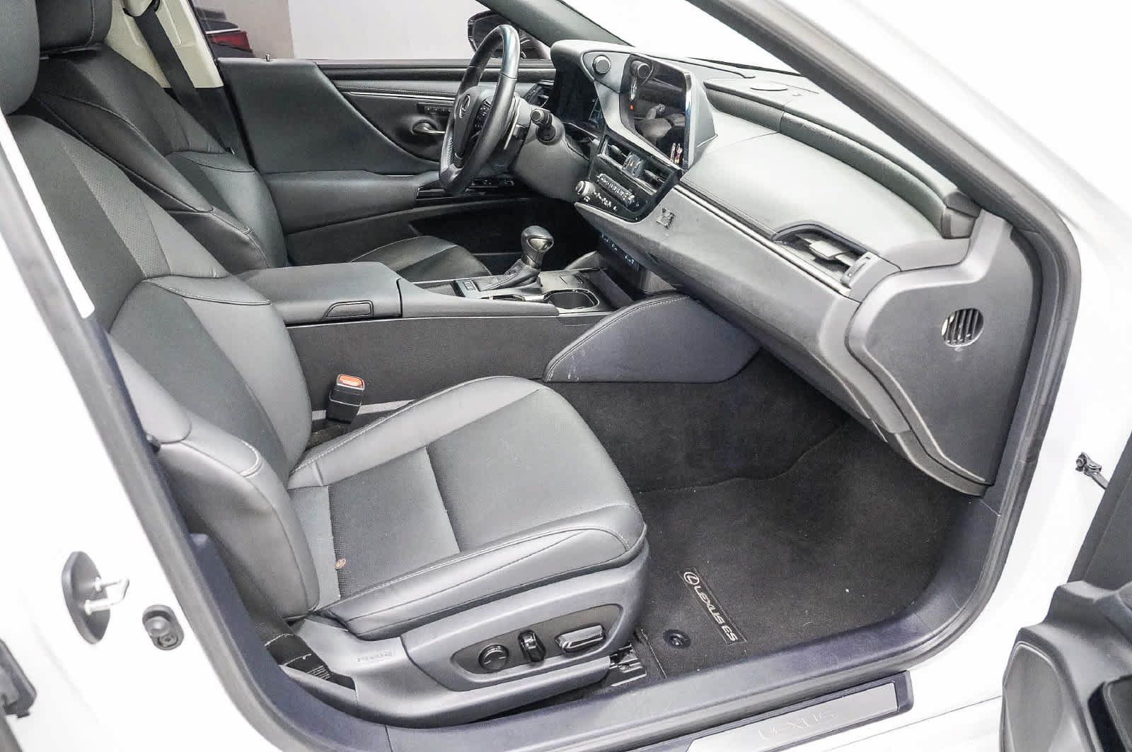 Used 2025 Lexus ES 300h w/ Premium Package FWD image 17