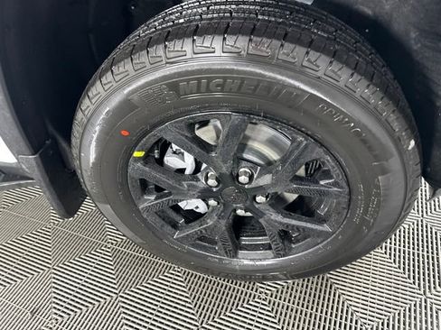 New 2025 Jeep Grand Cherokee Altitude image 13