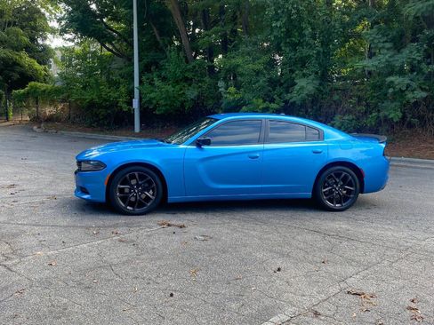 Used 2019 Dodge Charger SXT w/ Blacktop Package RWD image 8