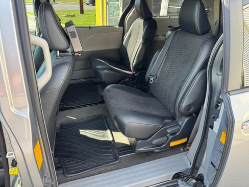Used 2013 Toyota Sienna SE FWD image 18