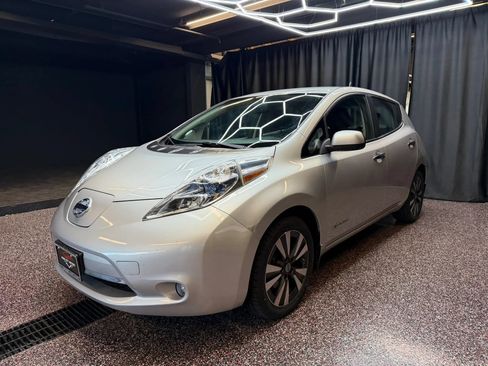 Used 2014 Nissan Leaf SL w/ Premium Package FWD image 4