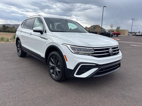 Used 2024 Volkswagen Tiguan SE FWD image 3